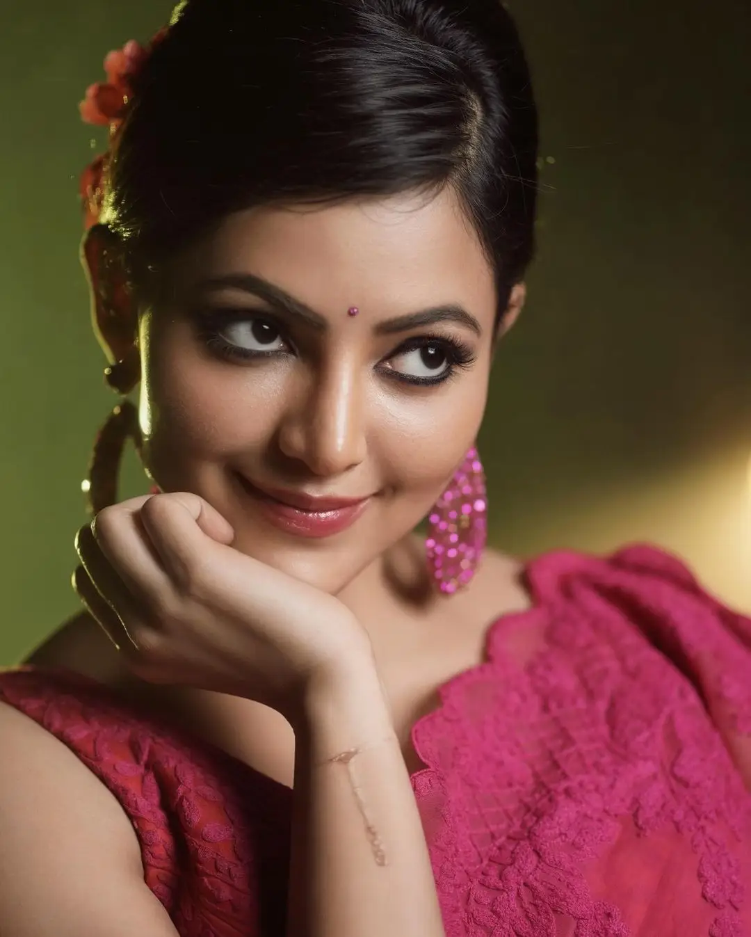 Athulya Ravi Mesmerizing Looks In Beautiful Pink Saree Sleeveless Blouse